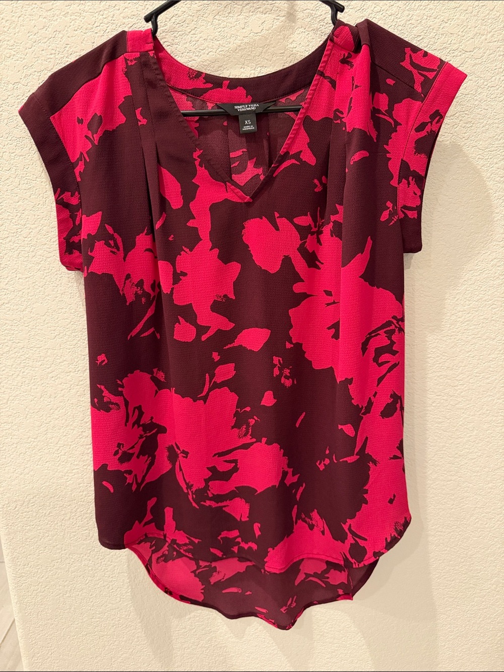 Simply Vera Vera Wang Magenta and Burgundy Floral V-Neck Blouse